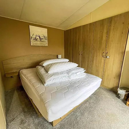 Brilliant 6 Berth Caravan With Decking At Heacham Beach Park Ref 21031A Exterior photo