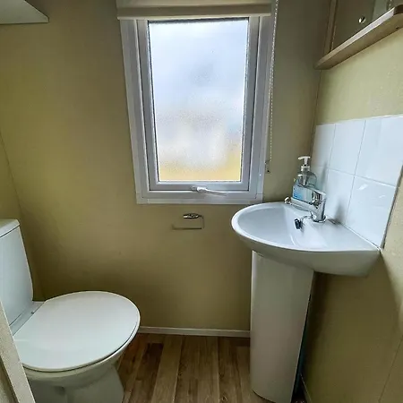 Brilliant 6 Berth Caravan With Decking At Heacham Beach Park Ref 21031A Exterior photo