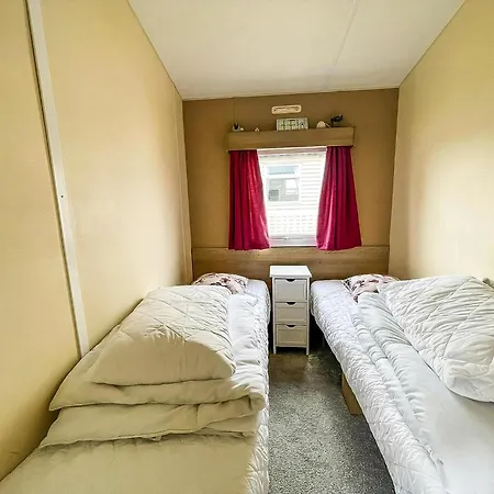 Brilliant 6 Berth Caravan With Decking At Heacham Beach Park Ref 21031A Exterior photo