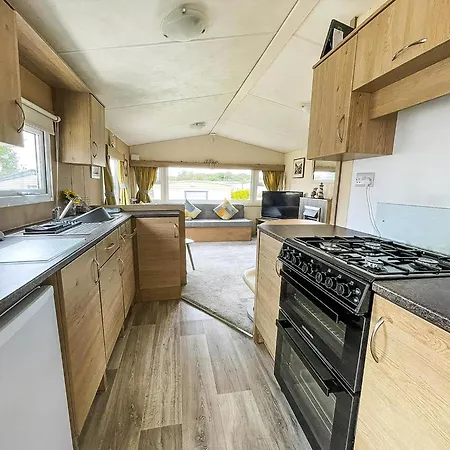 Brilliant 6 Berth Caravan With Decking At Heacham Beach Park Ref 21031A Exterior photo