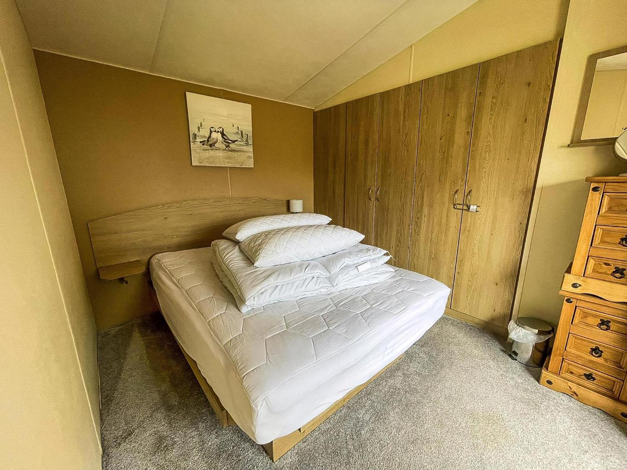 Brilliant 6 Berth Caravan With Decking At Park Ref 21031a *
