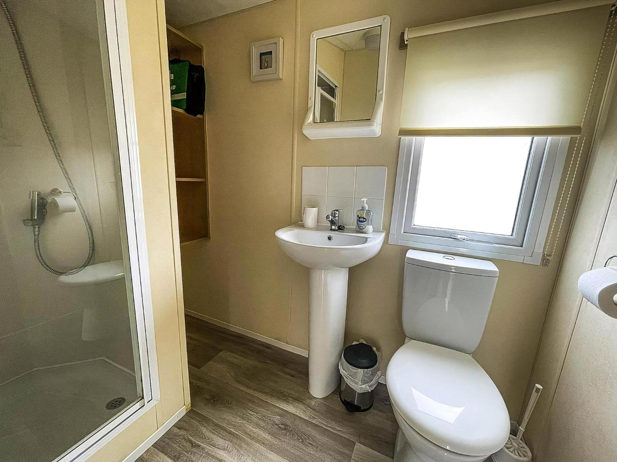 Brilliant 6 Berth Caravan With Decking At Park Ref 21031a *