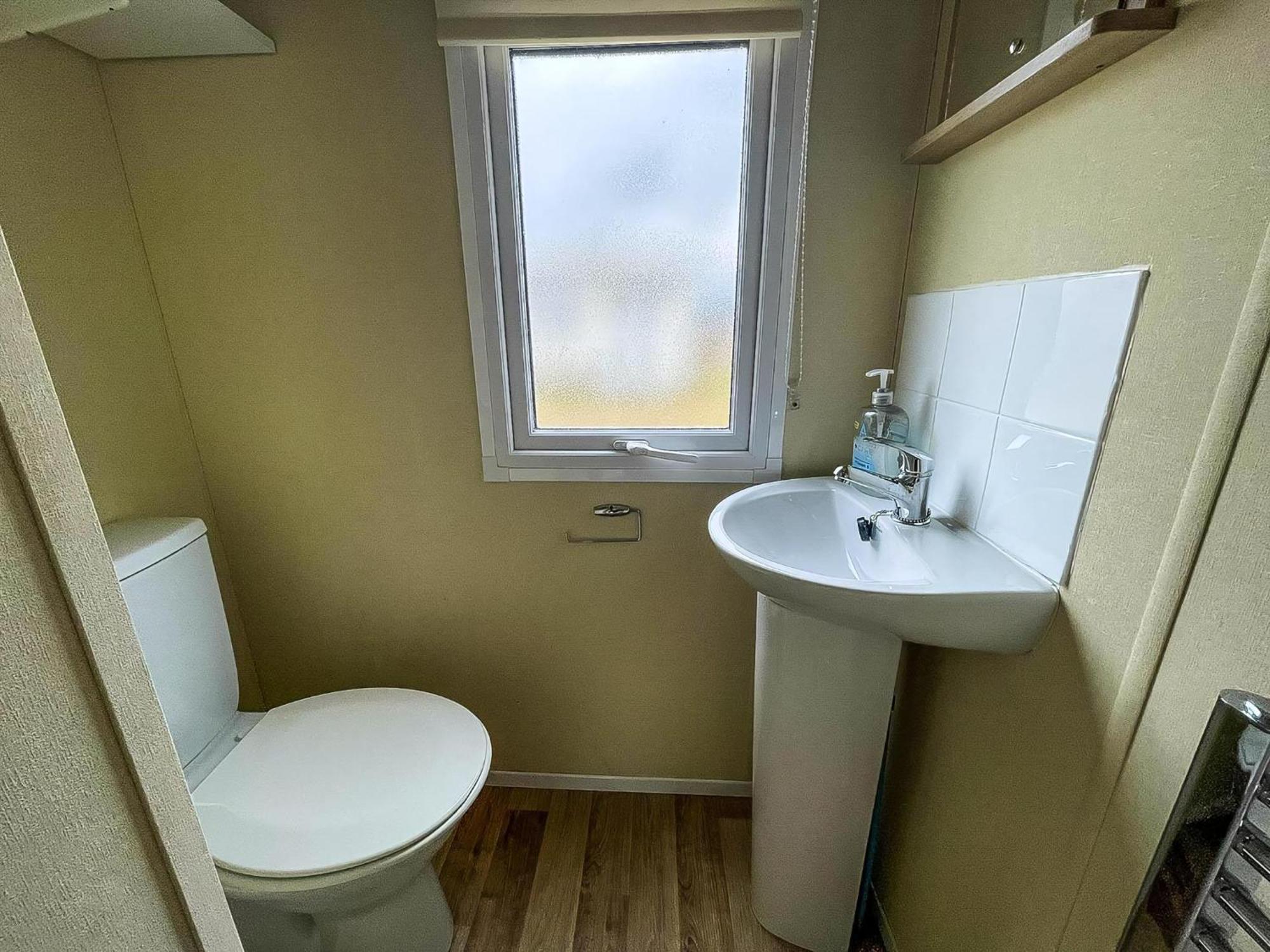 Brilliant 6 Berth Caravan With Decking At Park Ref 21031a Heacham