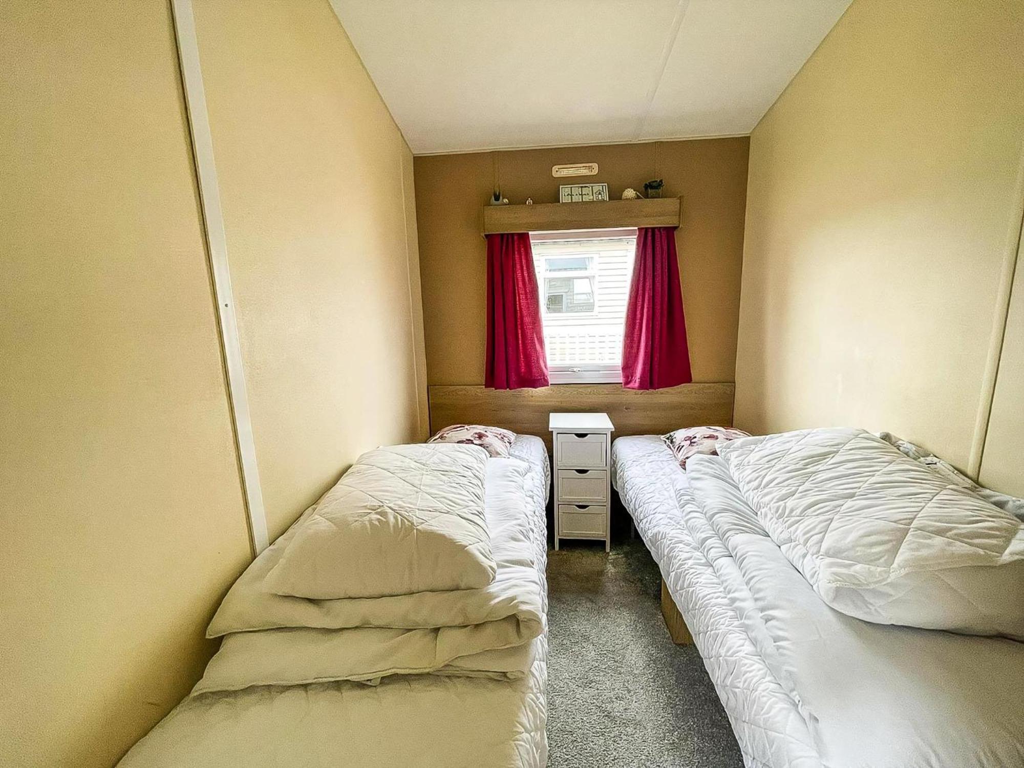 Brilliant 6 Berth Caravan With Decking At Park Ref 21031a * Heacham