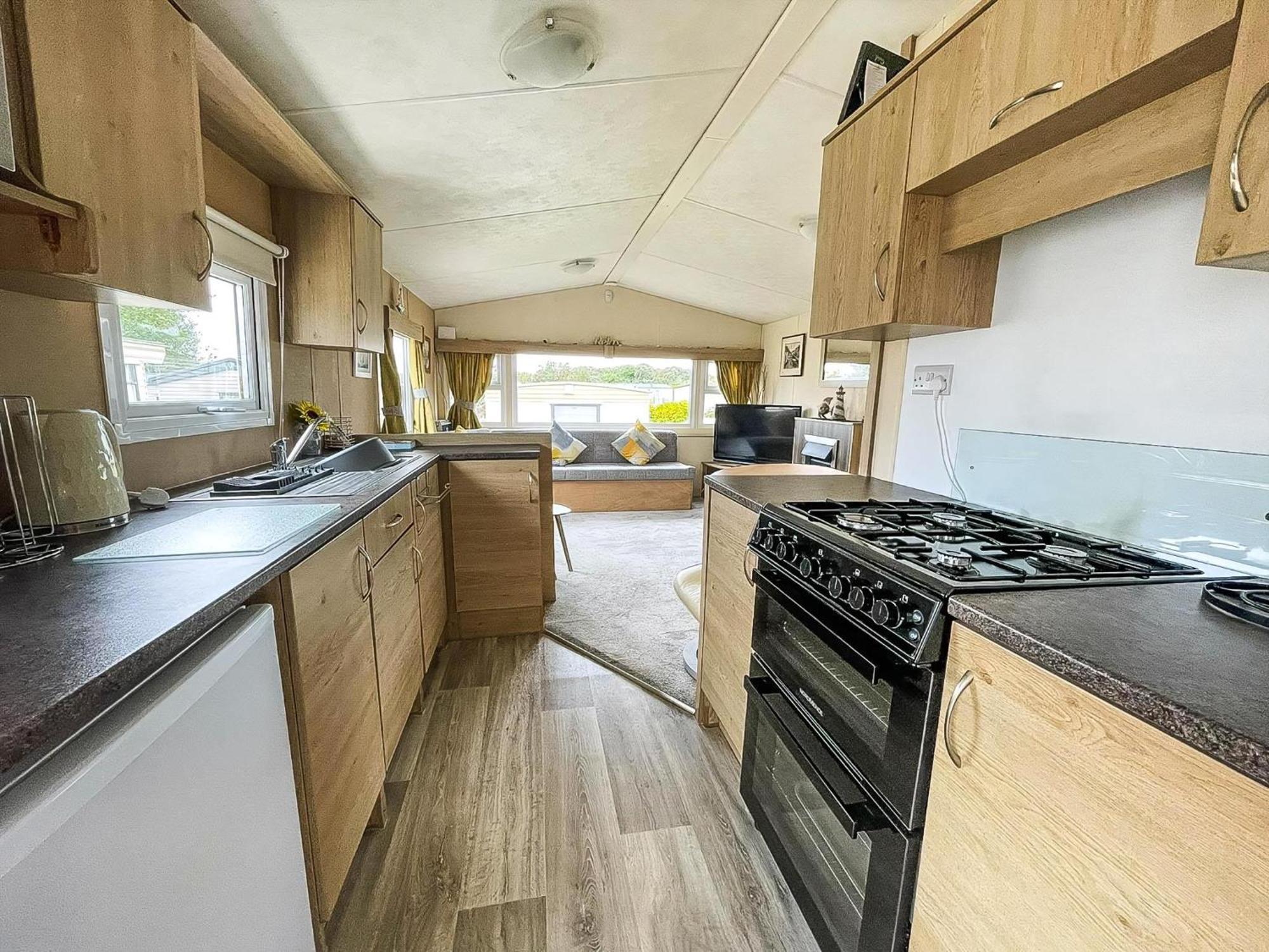 Brilliant 6 Berth Caravan With Decking At Park Ref 21031a Campsite *